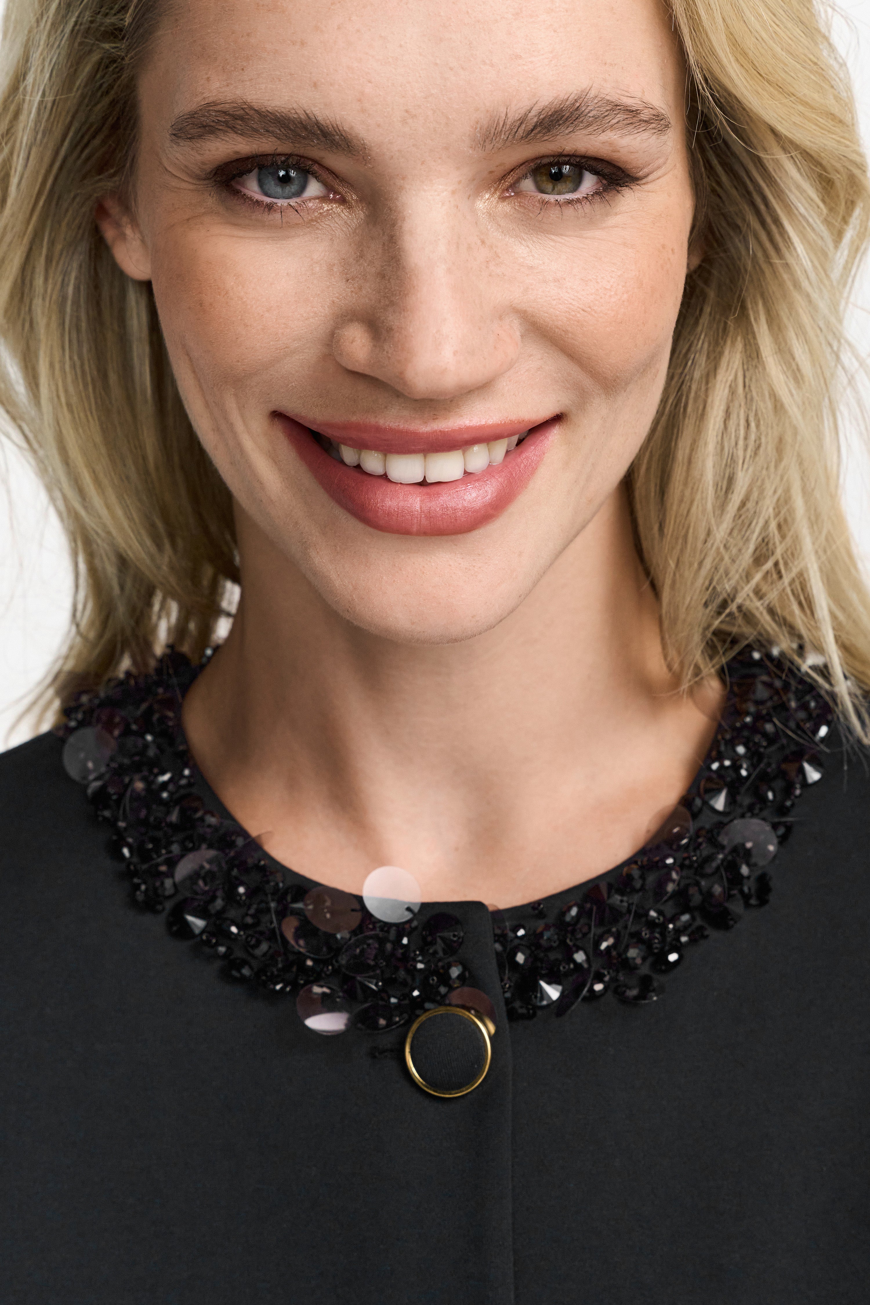 Kurze Jacke mit Paillettenverzierung-Rich & Royal