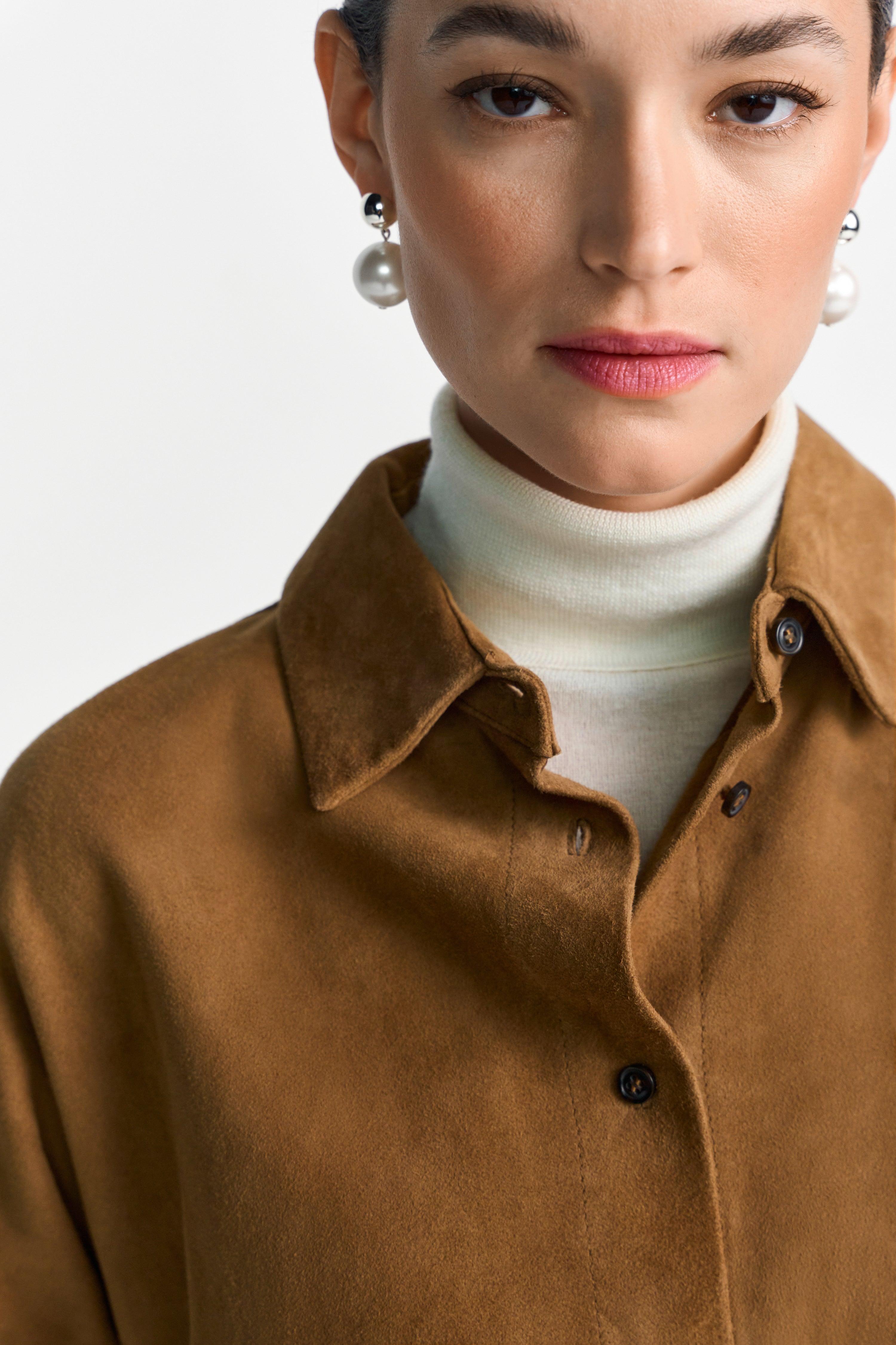 Cognacbraune Hemdjacke aus Velours-Rich & Royal